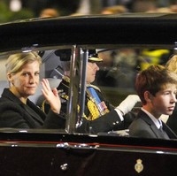 Ibu James, Sophie, Countess of wessex, pernah mengatakan sengaja menjauhkan anak-anaknya dari publik karena masih muda. Ia juga belum memperbolehkan anaknya memakai media sosial. Foto: Dok. AP, Getty Images