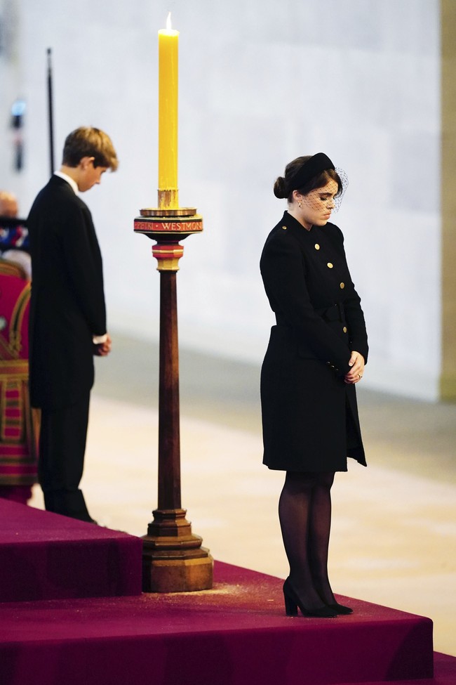 Inilah momen James, Viscount Severn, ikut menjaga peti mati Ratu Elizabeth II di Westminster Hall. Dia berdiri berdekatan dengan Puteri Eugenie. Foto: Dok. AP, Getty Images