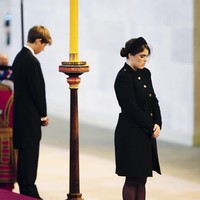 Inilah momen James, Viscount Severn, ikut menjaga peti mati Ratu Elizabeth II di Westminster Hall. Dia berdiri berdekatan dengan Puteri Eugenie. Foto: Dok. AP, Getty Images