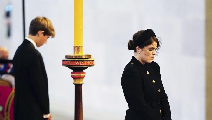LONDON, ENGLAND - SEPTEMBER 14: James, Viscount Severn and Lady Louise Windsor pay their respects in The Palace of Westminster during the procession for the Lying-in State of Queen Elizabeth II on September 14, 2022 in London, United Kingdom. Queen Elizabeth II's coffin is taken in procession on a Gun Carriage of The King's Troop Royal Horse Artillery from Buckingham Palace to Westminster Hall where she will lay in state until the early morning of her funeral. Queen Elizabeth II died at Balmoral Castle in Scotland on September 8, 2022, and is succeeded by her eldest son, King Charles III. (Photo by Ian Vogler - WPA Pool/Getty Images)