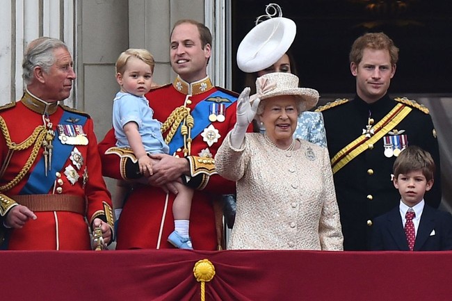 Remaja yang disebut menjadi salah satu cucu favorit Ratu itu sebelumnya jarang tersorot publik. James kecil pernah berdiri bersebelahan dengan Ratu Elizabeth II di momen perayaan ulang tahun sang nenek. Foto: Dok. AP, Getty Images