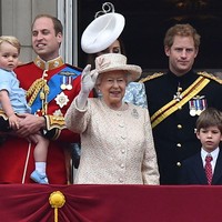 Remaja yang disebut menjadi salah satu cucu favorit Ratu itu sebelumnya jarang tersorot publik. James kecil pernah berdiri bersebelahan dengan Ratu Elizabeth II di momen perayaan ulang tahun sang nenek. Foto: Dok. AP, Getty Images