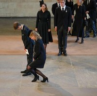 Inilah momen James dan Louise memberikan hormat pada Ratu Elizabeth II yang berbaring di peti jenazah. Keduanya hadir di Westminster Hall, London, tempat peristirahatan sang ratu sebelum dimakamkan secara resmi pada Senin (19/9/2022). Foto: POOL/AFP via Getty Images/CHRISTOPHER FURLONG