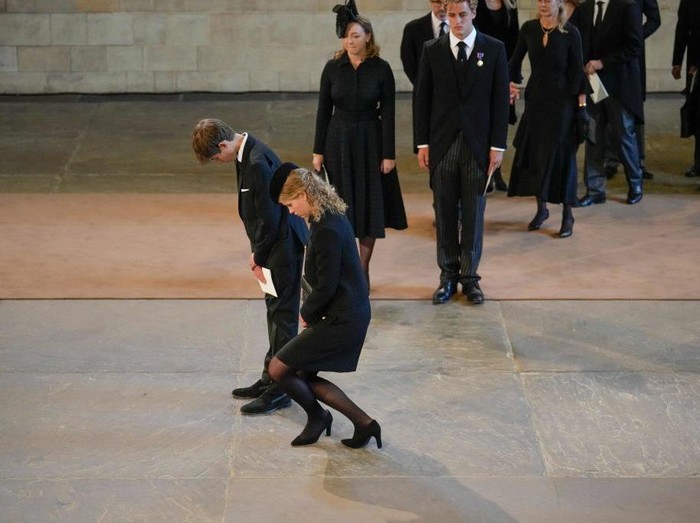 James (C-L), Viscount Severn and Lady Louise Windsor (C-R) pay their respects inside Westminster Hall, at the Palace of Westminster,   where the coffin of Queen Elizabeth II, will Lie in State on a Catafalque, in London on September 14, 2022. - Queen Elizabeth II will lie in state in Westminster Hall inside the Palace of Westminster, from Wednesday until a few hours before her funeral on Monday, with huge queues expected to file past her coffin to pay their respects. (Photo by Christopher Furlong / POOL / AFP) (Photo by CHRISTOPHER FURLONG/POOL/AFP via Getty Images)