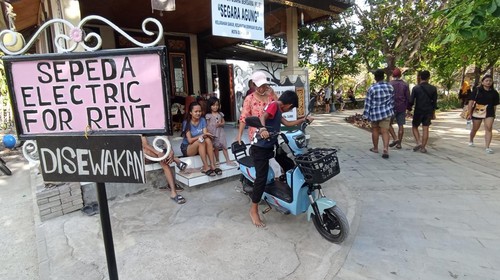 Jasa penyewaan sepeda listrik di Pantai Segara Ayu, Kelurahan Sanur, Kecamatan Denpasar Selatan, Bali