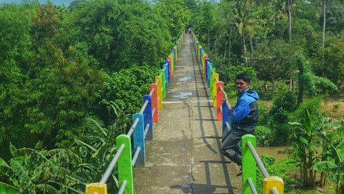 Jembatan Cinta, penghubung antara Dusun Monto dengan Gubuk Bali di Desa Kuripan, Lombok Barat, Provinsi NTB.