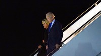 Joe Biden dan Jill Biden tiba di Bandar Udara London Stansted, Sabtu (17/9/2022) waktu setempat. AP Photo/Susan Walsh.