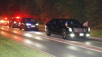 Iring-iringan mobil Joe Biden meninggalkan Bandar Udara London Stansted. Nantinya Biden akan berada di antara beberapa ratus pemimpin dari seluruh dunia yang menghadiri acara yang bersejarah itu, bersama dengan sekitar 2.000 tamu lainnya. Joe Giddens/PA via AP.
