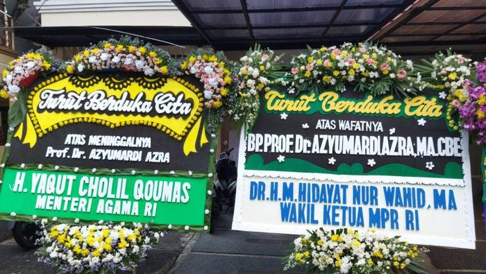 Karangan bunga ucapan belasungkawa di rumah duka Prof Azyumardi Azra di Ciputat Timur, Tangerang Selatan, Banten, Minggu (18/9/2022).