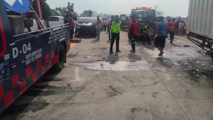 Kecelakaan maut beruntun di Tol Pejagan-Pemalang Km 253, Brebes, Minggu (18/9/2022).