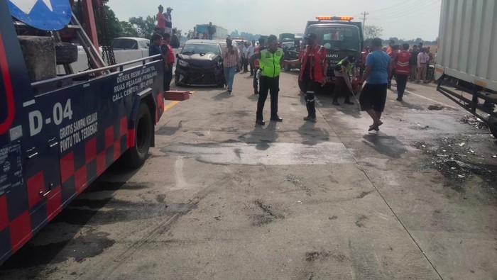 Kecelakaan maut beruntun di Tol Pejagan-Pemalang Km 253, Brebes, Minggu (18/9/2022). Kecelakaan maut beruntun di Tol Pejagan-Pemalang Km 253, Brebes, Minggu (18/9/2022).