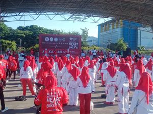 Meriahkan Indonesia Heart Bike, Warga Makassar Ikut Bersepeda-Senam