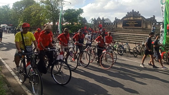 Komunitas Sepeda Tua Indonesia (Kosti) Bali mengikuti Indonesia Heart Bike 2022 di depan Kantor Gubernur Bali, Denpasar, Minggu (18/9/2022).