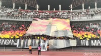Koreo yang ditampilkan suporter Indonesia di Stadion Gelora Bung Tomo (Foto: Deny Prastyo Utomo/detikJatim)