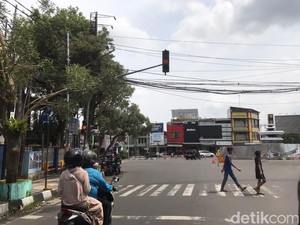 Warga Keluhkan Traffic Light Tugu Adipura Sukabumi Mati
