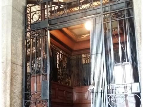 Lift di Gedung London Sumatera