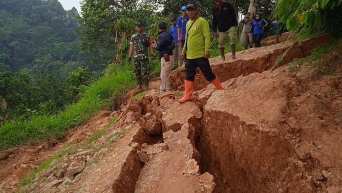 Longsor dan Tanah Bergerak di Cigudeg Bogor (Dokunen BPBD Kabupaten Bogor)