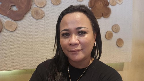 Mantan Pelatih Vokal Regina Poetiray, Caca Anska Topodade.