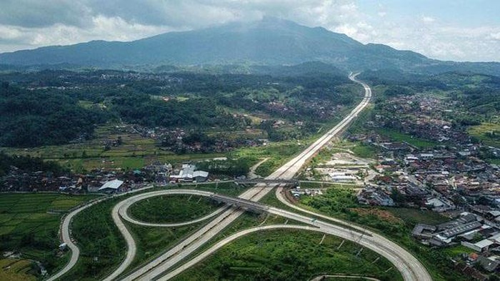 Mantap! Penampakan 3 Jalan Tol yang Bentar Lagi Beroperasi Beberapa proyek jalan tol sudah selesai pembangunannya. Mulai dari tol Cisumdawu hingga tol Becakayu rencananya akan dibuka untuk umum dalam waktu dekat.