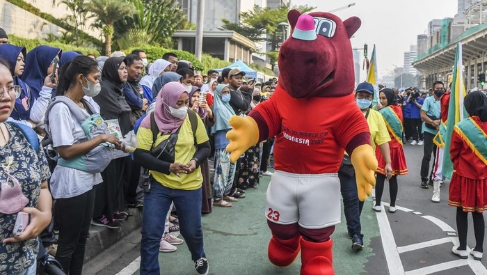 Maskot Piala Dunia U-20 2023 Bacuya (kanan) saat parade perkenalan maskot Piala Dunia U-20 2023 pada Hari Bebas Kendaraan Bermotor atau Car Free Day (CFD) di kawasan Bunderan Hotel Indonesia, Jakarta, Minggu (18/9/2022). PSSI bersama FIFA memperkenalkan maskot Piala Dunia U-20 2023 Bacuya dengan karakter badak Jawa yang mengenakan jersey Timnas Indonesia berwarna merah putih. ANTARA FOTO/Galih Pradipta/tom.