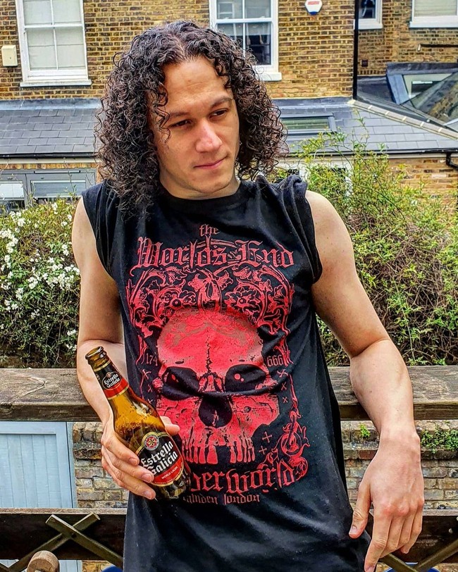 Aku dapat panggilan dari agensi (orang mirip) dan mereka bertanya apa aku mau bermain sebagai Heath dalam sebuah film. Aku senang bahwa berkat Heath aku punya kesempatan untuk ada di lokasi syuting dan kadang-kadang rasanya aku bisa melakukan berbagai hal karena dia bahkan kami tidak pernah bertemu, katanya kepada NeedToKnow.Foto: Instagram Matthew Scar