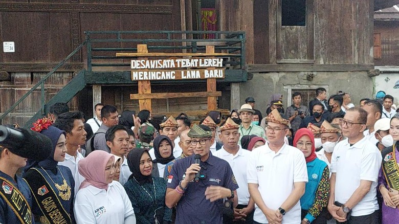 Menparekraf Sandiaga Uno di Desa Tebat Lereh, Sumsel Menparekraf Sandiaga Uno di Desa Tebat Lereh, Sumsel