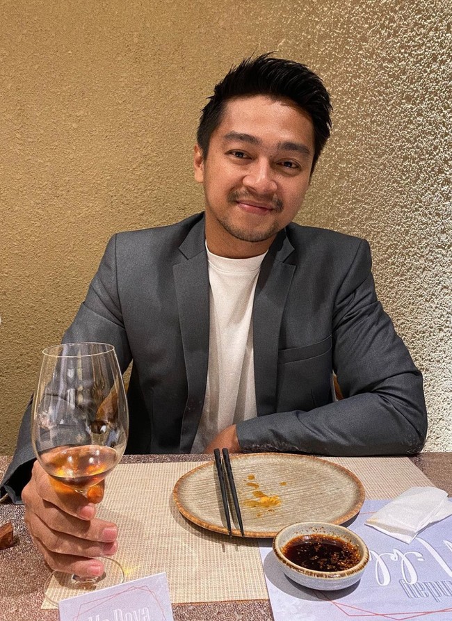 Deva Mahenra menyiapkan sebuah kejutan berupa makan malam romantis bersama Mikha Tambayong. Dalam foto yang dibagikan terlihat Mikha yang tampil anggun mengenakan dress sabrina berwarna hitam. Sedangkan Deva tampil gagah mengenakan kaos putih yang dipadukan dengan jas berwarna abu-abu. Foto: Instagram/@miktambayong