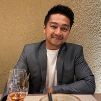 Deva Mahenra menyiapkan sebuah kejutan berupa makan malam romantis bersama Mikha Tambayong. Dalam foto yang dibagikan terlihat Mikha yang tampil anggun mengenakan dress sabrina berwarna hitam. Sedangkan Deva tampil gagah mengenakan kaos putih yang dipadukan dengan jas berwarna abu-abu. Foto: Instagram/@miktambayong