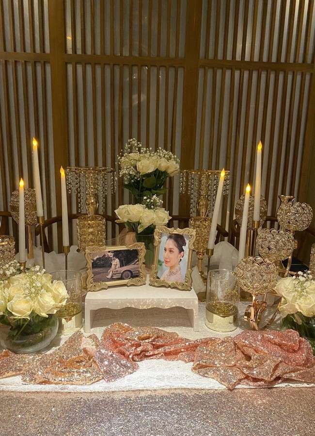 Meja makan malam tersebut tampak sudah didesain sedemikian rupa dengan dekorasi bernuansa gold dan rosegold. Di bagian tengahnya juga terdapat foto Mikha Tambayong. Foto: Instagram/@miktambayong