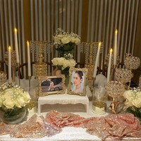 Meja makan malam tersebut tampak sudah didesain sedemikian rupa dengan dekorasi bernuansa gold dan rosegold. Di bagian tengahnya juga terdapat foto Mikha Tambayong. Foto: Instagram/@miktambayong