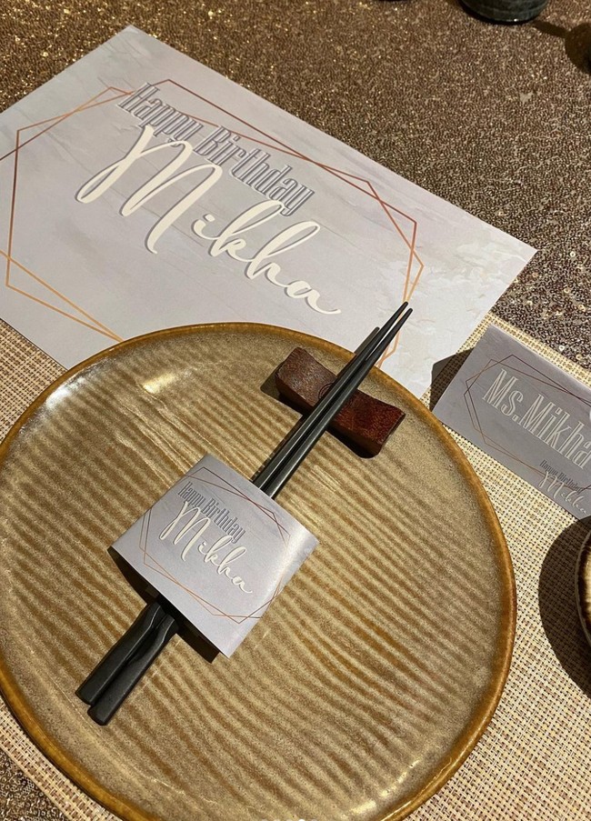 Dalam unggahan Instagramnya Mikha menyebut jika itu merupakan kejutan termanis yang diperolehnya dari Deva. Ia pun mengucapkan terima kasih kepada kekasihnya itu. Foto: Instagram/@miktambayong