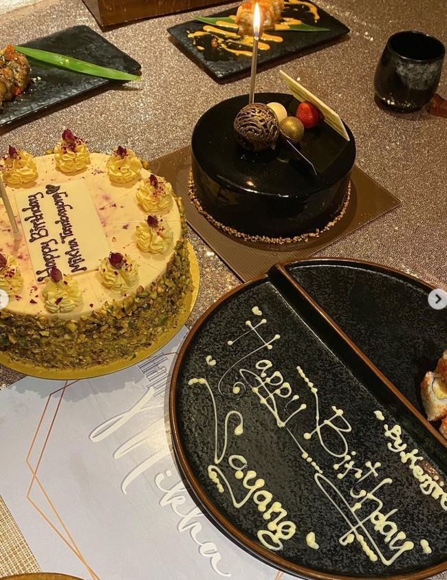 Pada kue ulang tahunnya tertulis Happy Birthday Mikha Tambayong. Di piring lainnya juga tertulis ucapan Happy Birthday Sayang. Foto: Instagram/@miktambayong
