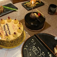 Pada kue ulang tahunnya tertulis Happy Birthday Mikha Tambayong. Di piring lainnya juga tertulis ucapan Happy Birthday Sayang. Foto: Instagram/@miktambayong