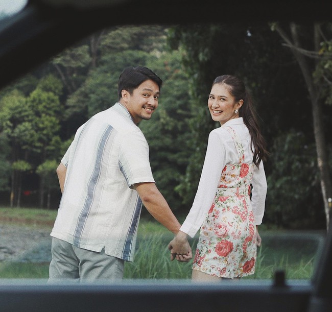 Melalui akun Instagramnya Deva Mahenra juga mengunggah foto kebersamaannya dengan Mikha dii hari ulang tahun Mikha. Unggahan tersebut disertai dengan caption romantis yang berbunyi, Sekali lagi di sini, saya ada. Di hari yang saya ingat dan kenali. Di hari yang kamu tunggu dan syukuri. Hari ini, sebetulnya saya juga sedang merayakan banyak hal, selain hari ulang tahunmu. Saya merayakan kesadaran, bahwa perjalanan itu berarti. Saya merayakan langkah-langkah, yang saya tahu ada kamunya. Saya merayakan apa yang tumbuh dan bertahan, apa yang menepi dan menetap, dan apa yang sedang sama-sama kita tatap. Mikha, selamat bertambah usia. Bersama doa, harap, dan apa yang kita sama-sama pahami sebagai kata kerja, ucapan ini ada. Panjang umur, bahagia senantiasa. Foto: Instagram/@devamahenra