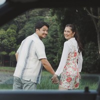 Melalui akun Instagramnya Deva Mahenra juga mengunggah foto kebersamaannya dengan Mikha dii hari ulang tahun Mikha. Unggahan tersebut disertai dengan caption romantis yang berbunyi, Sekali lagi di sini, saya ada. Di hari yang saya ingat dan kenali. Di hari yang kamu tunggu dan syukuri. Hari ini, sebetulnya saya juga sedang merayakan banyak hal, selain hari ulang tahunmu. Saya merayakan kesadaran, bahwa perjalanan itu berarti. Saya merayakan langkah-langkah, yang saya tahu ada kamunya. Saya merayakan apa yang tumbuh dan bertahan, apa yang menepi dan menetap, dan apa yang sedang sama-sama kita tatap. Mikha, selamat bertambah usia. Bersama doa, harap, dan apa yang kita sama-sama pahami sebagai kata kerja, ucapan ini ada. Panjang umur, bahagia senantiasa. Foto: Instagram/@devamahenra