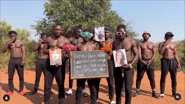 Kejutan lain pun diberikan oleh Deva. Hal itu terlihat dari unggahan Mikha yang satu ini dengan memberikan keterangan, Memang @devamahenra paling beda. Kado kesekian dan selalu spesial. Foto: Instagram/@miktambayong