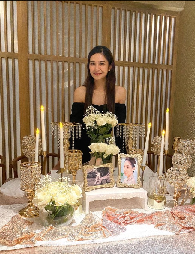 Melalui akun Instagram Story miliknya Mikha Tambayong membagikan momen spesial di hari ulang tahunnya. Terlihat jika dirinya mendapat beragam kejutan dari sang kekasih, Deva Mahenra. Foto: Instagram/@miktambayong