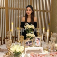 Melalui akun Instagram Story miliknya Mikha Tambayong membagikan momen spesial di hari ulang tahunnya. Terlihat jika dirinya mendapat beragam kejutan dari sang kekasih, Deva Mahenra. Foto: Instagram/@miktambayong