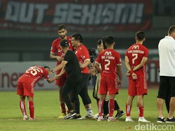 Sebelum laga, para pemain Persija juga ikut memberikan penghormatan buat sang legenda.