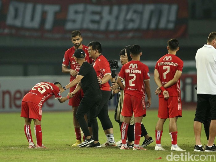 Laga Persija Jakarta Vs Madura United menjadi ajang melepas Ismed Sofyan. Kebersamaan Ismed dan Persija selama 21 tahun akhirnya usai.