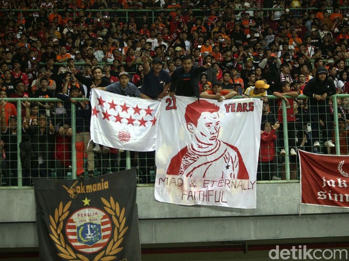 Laga Persija Jakarta Vs Madura United menjadi ajang melepas Ismed Sofyan. Kebersamaan Ismed dan Persija selama 21 tahun akhirnya usai.