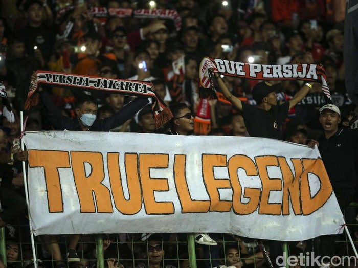 Laga Persija Jakarta Vs Madura United menjadi ajang melepas Ismed Sofyan. Kebersamaan Ismed dan Persija selama 21 tahun akhirnya usai.