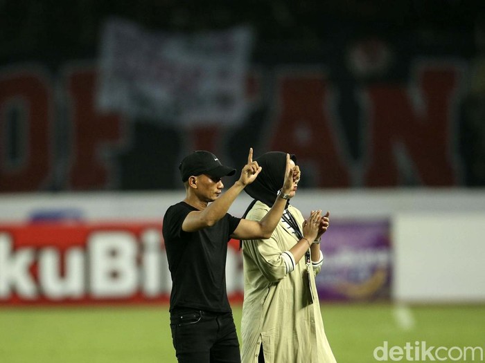 Laga Persija Jakarta Vs Madura United menjadi ajang melepas Ismed Sofyan. Kebersamaan Ismed dan Persija selama 21 tahun akhirnya usai.