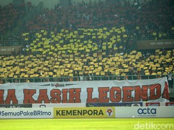 Spanduk ucapan terima kasih juga dibentangkan di stadion.