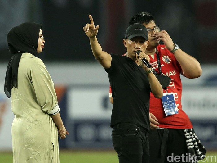 Laga Persija Jakarta Vs Madura United menjadi ajang melepas Ismed Sofyan. Kebersamaan Ismed dan Persija selama 21 tahun akhirnya usai.