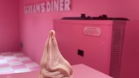 3. Es krim berwarna merah muda dengan cone yang senada ini bisa dinikmati di Screams Diner. Rasanya manis lembut dengan paduan cita rasa stroberi. Foto: dok. Museum of Ice Cream / Karen Lui