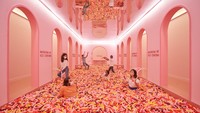 Salah satu spot favorit di museum ini adalah area kolam. Seperti area mandi bola, namun isinya bola yang menyerupai cokelat meisjes. Foto: dok. Museum of Ice Cream / Karen Lui