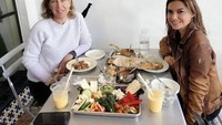 Saat pergi ke Amerika beberapa waktu lalu, Najwa menyempatkan waktunya bertemu dengan CEO YouTube. Keduanya menikmati makan bersama dengan menu sayuran. Foto: Instagram @najwashihab