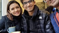 Begini potret harmonis keluarga kecil Najwa Shihab. Ia bersama suami dan anaknya menikmati kopi di kafe yang berada di luar megeri. Foto: Instagram @najwashihab