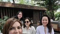 Najwa juga suka kumpul santai bersama teman-temannya. Ini potret mereka saat menikmati makan siang di sebuah restoran outdoor. Foto: Instagram @najwashihab